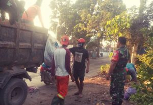 Koramil 1615-01/Selong Bantu Dinas LH Ciptakan Selong Bebas Sampah