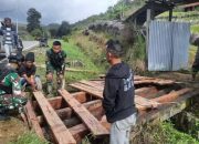 Prajurit Kostrad Perbaiki Jembatan Akses Jalan Warga Distrik Napua Jayawijaya