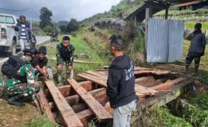 Prajurit Kostrad Perbaiki Jembatan Akses Jalan Warga Distrik Napua Jayawijaya