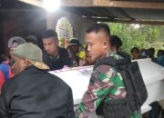 Peduli Duka Masyarakat, Satgas Yonif 132/BS Bantu Prosesi Pemakaman Warga