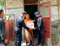 Jumat Ramadhan Berkah, Brimob Kembali Bagikan Warga Sembako
