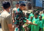 Satgas YR 321/GT Bagikan Baju Cakra di Distrik Yigi