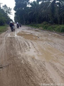Terabaikan Dinas PUPR Sumut, Jalan Lintas Asahan – Simalungun Via Pasir Mandoge “Hancur Lebur”