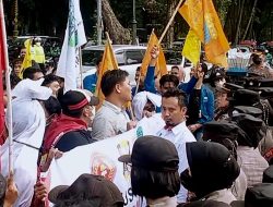Polisi Kawal Demo Mahasiswa Cipayung Plus di Kantor Walikota Medan