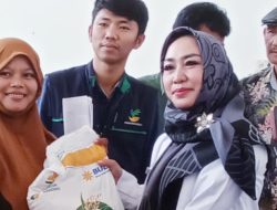 Pemdes Cempaka Salurkan Bantuan Pangan ke Masyarakat