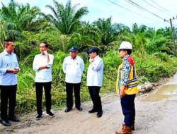 Tinjau Kondisi Jalan di Labura, Presiden Jokowi : Prioritaskan Yang Rusak Berat Dulu
