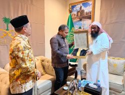 Takjub dengan Program Tahfiz Aceh Besar, Kepala Atase Agama Saudi Pakaikan Jubah Arab kepada Pj Bupati