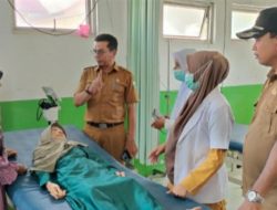 Camat Jangka Jeput Lansia Sakit Untuk Perawatan Medis