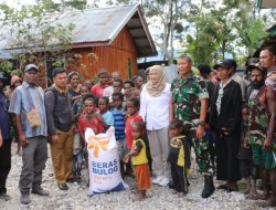 Kodim 1702/JWY Bantu Pendistribusian Bantuan Beras Masyarakat Nduga