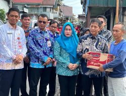 Pemkab Pj Bupati Drs Muhlis dan Plt Sekretaris Daerah Drs. Jupriansyah Serahkan Bantuan Untuk korban Kebakaran