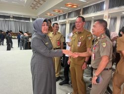 DPRD Barito Utara ketua Hj Mery Rukhaini di dampingi wakil ketua I, Parmana Setiawan, dan wakil Ketua II Sastrajaya mendampingi, Dalam Sidang Paripurna I