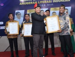 Ketua PGRI Aceh Besar Terima Anugerah Pejabat  Publik Literasi