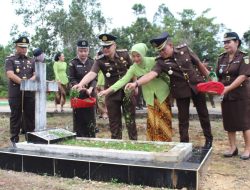 Peringati HBA ke-64 dan HUT IAD XXIV, Kejari Murung Raya Ziarah di Makam Pahlawan