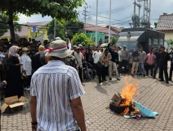 Demo Money Politic Ricuh, Pendemo Terobos Pagar Kantor DPRK Bireuen
