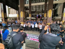 Puluhan Warga dan Mahasiswa Geruduk Balai Kota Banjarmasin, Kritisi Kebijakan Termasuk Mobil Listrik