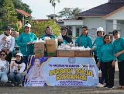 TP-PKK Murung Raya Bagikan Takjil Gratis Jelang Buka Puasa Ramadan 1447 H