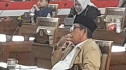 Merokok Saat Rapat Paripurna, Anggota DPRD H Marzuki Jadi Sorotan