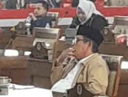 Merokok Saat Rapat Paripurna, Anggota DPRD H Marzuki Jadi Sorotan