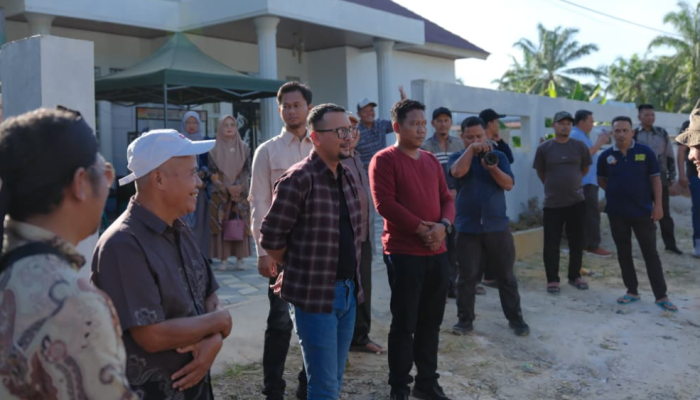 Pastikan Pembangunan Berjalan Lancar, Bupati Labusel Tinjau Semenisasi di Teluk Panji