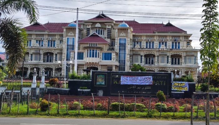 Spanduk Protes PETI Menjamur di Jantho, YARA: Sinyal Kepercayaan Warga ke Pemkab Aceh Besar Menurun