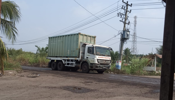 Abaikan Instruksi Gubernur Sumsel, Truk Batu Bara Melintas Di Jalan Umum