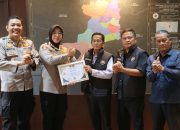 PWI Ogan Ilir Serahkan Sertifikat Penghargaan Pada Kapolres dan Kasi Humas Ogan Ilir